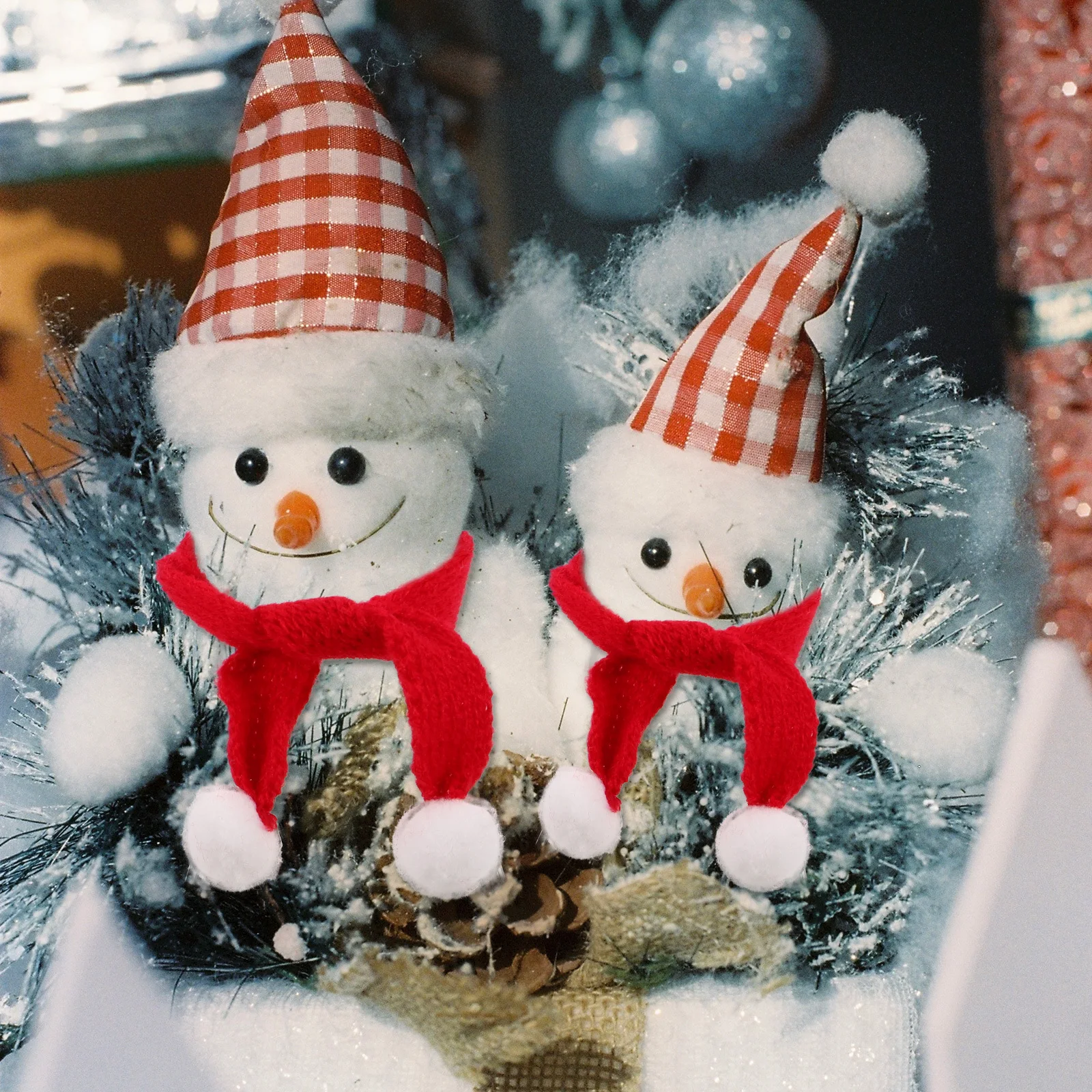

40pcs Mini Christmas Scarf Set Knitted Hat Scarf Holiday Outfit Festive Accessories For Mini Santa Hats Wine Bottle Topper