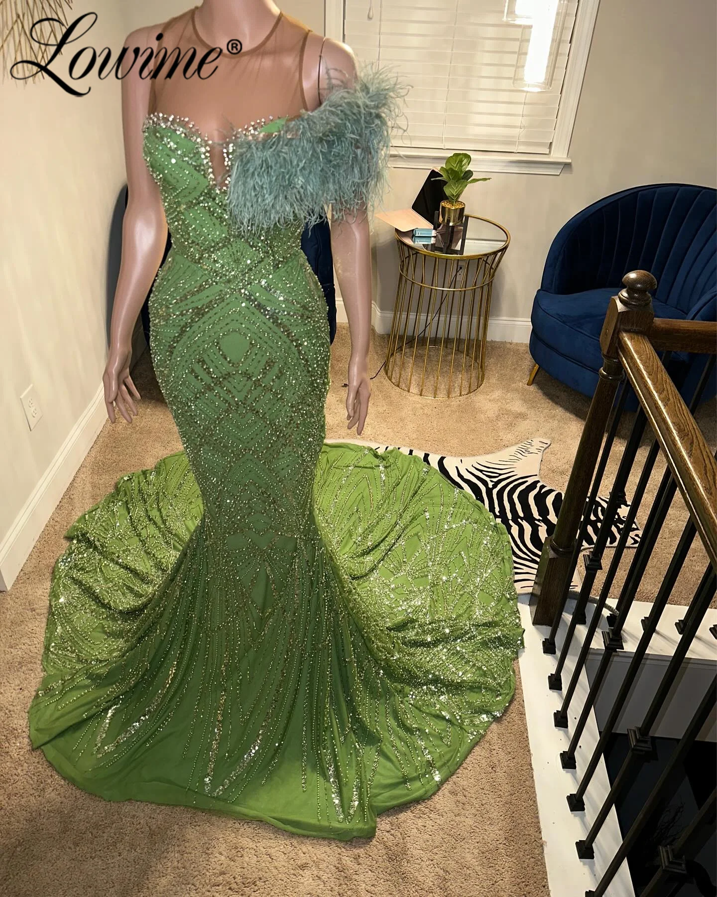 

Green Mermaid Party Dress Long Train Evening Gown Customized Feather Crystals Celebrity Dresses Arabic Engagement Birthday Gowns