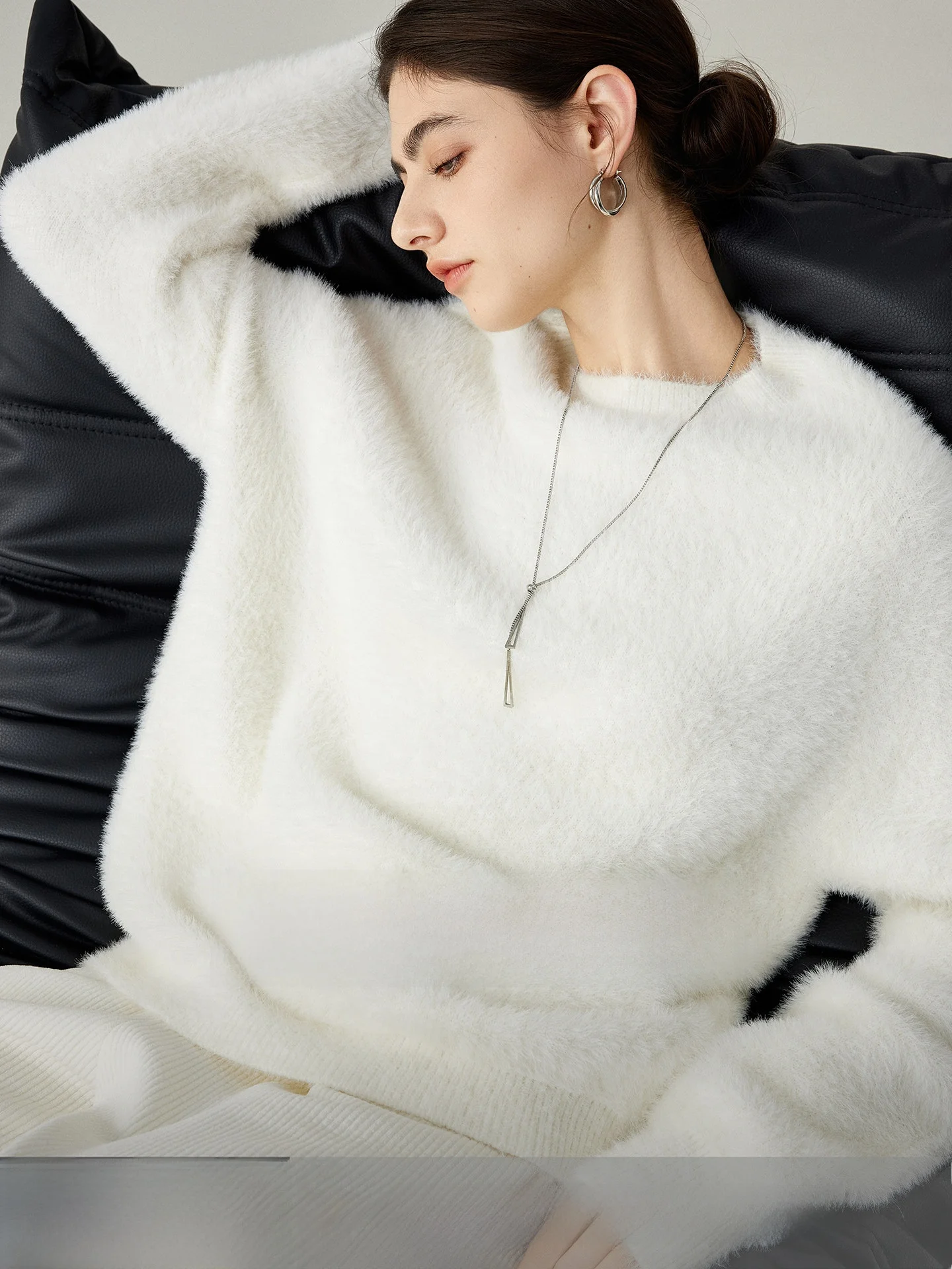 

Мягкий белый круглый вязаный свитер для женщин: зимний, уютный, класса люкс, из искусственного меха норки, комфортный и нежный.