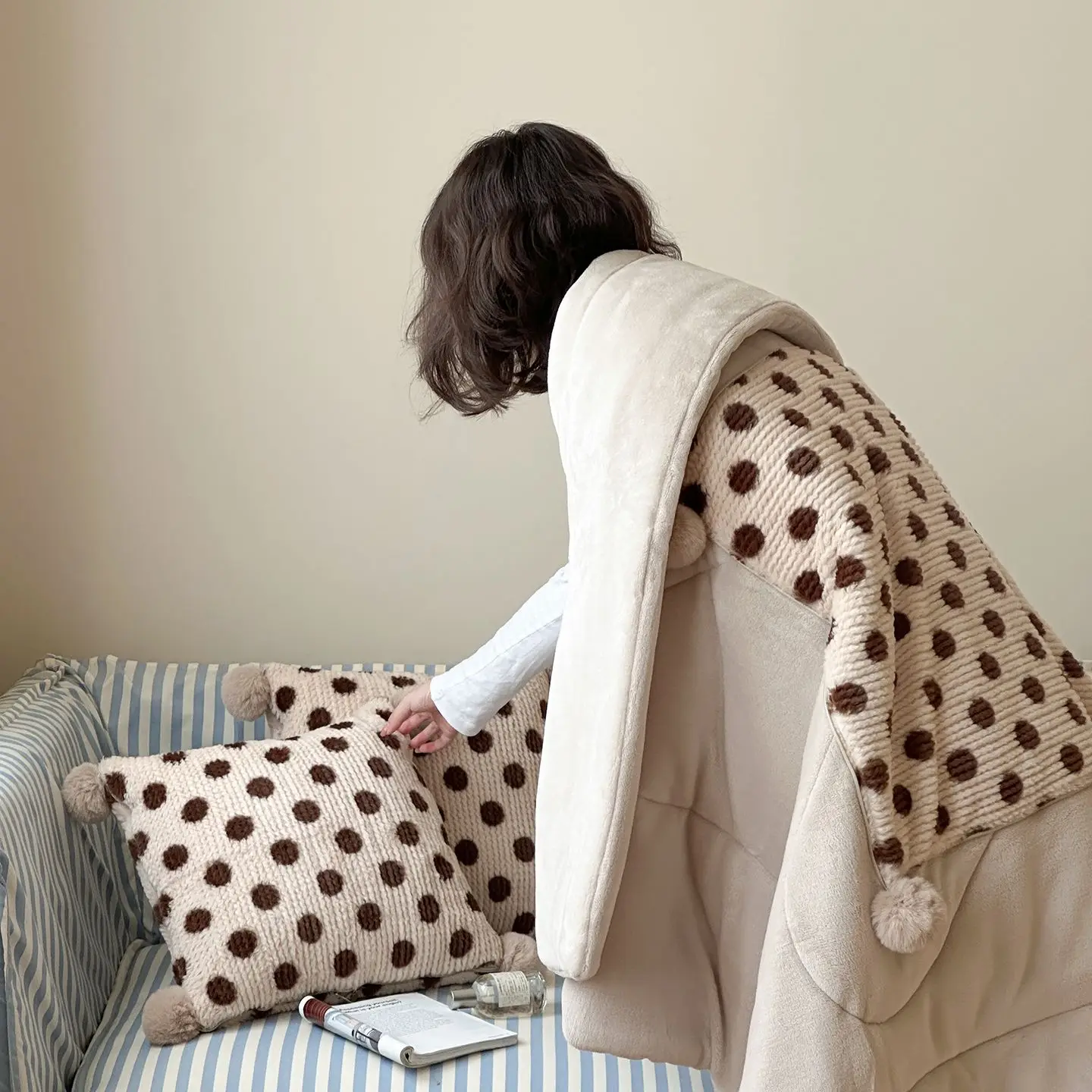 

Nap Blanket Dual-purpose Pillow Blanket Two in One Air Conditioning Blanket Nap Portable Fleece-lined Thickened