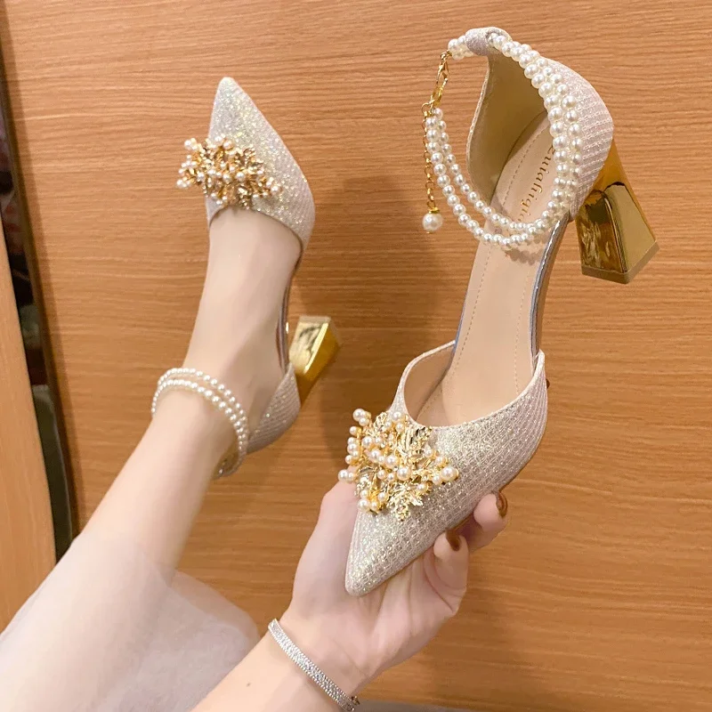 Scarpe da sposa da donna con tacco alto e tacco alto da donna con perline in metallo a punta