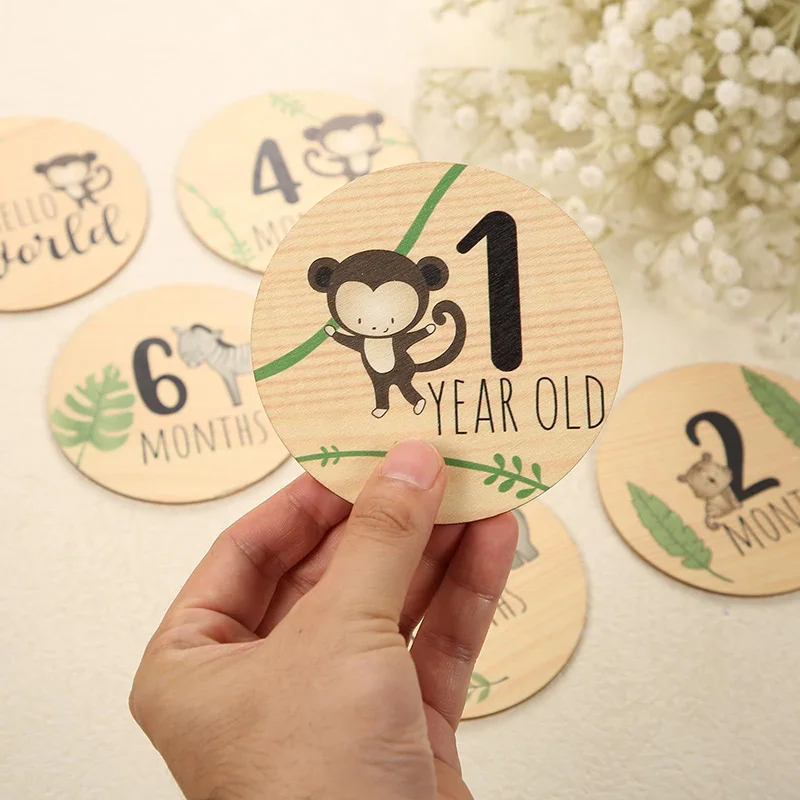 7Pcs Wooden Baby Monthly Milestone Cards Animals Theme Photography Memorial Monthly Newborn Number Card Accessories Sign Gifts