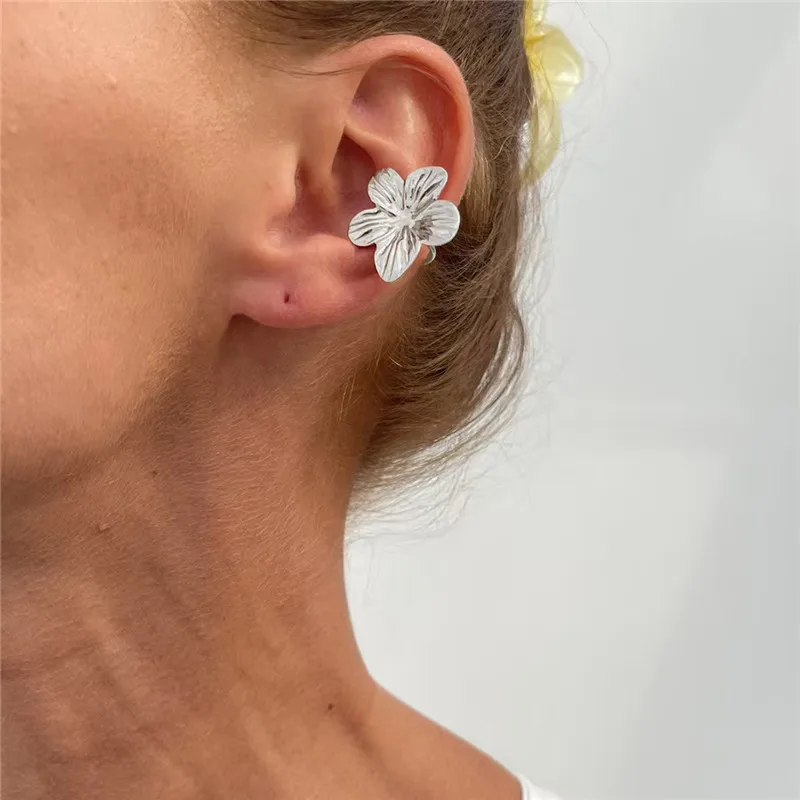 Europese en Amerikaanse legering bloem maan clip-on oorbellen, uniek en modieus ontwerp, high-end gevoel, damessieraden, geschikt