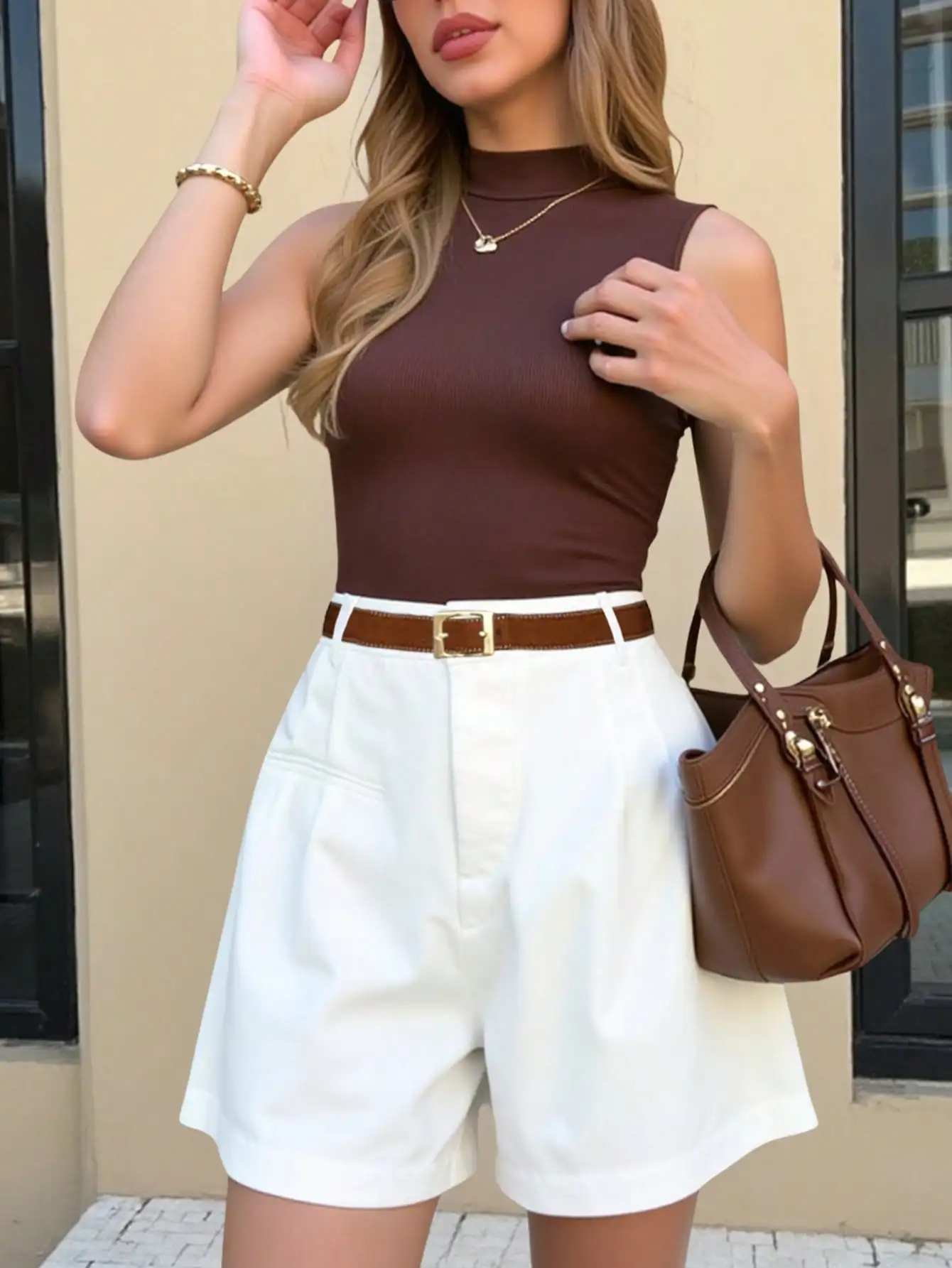 

Женский комплект: однотонный топ без рукавов в рубчик и шорты с высокой талией и поясом