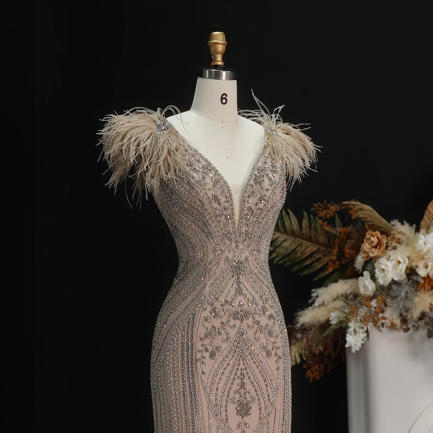 Sharon Said Luxuriöses Meerjungfrauen-Abendkleid mit Federn, Perlen und tiefem V-Ausschnitt, geeignet für Hochzeitsgäste, Partykleider SS122, maßgeschneidert. – Detail 13