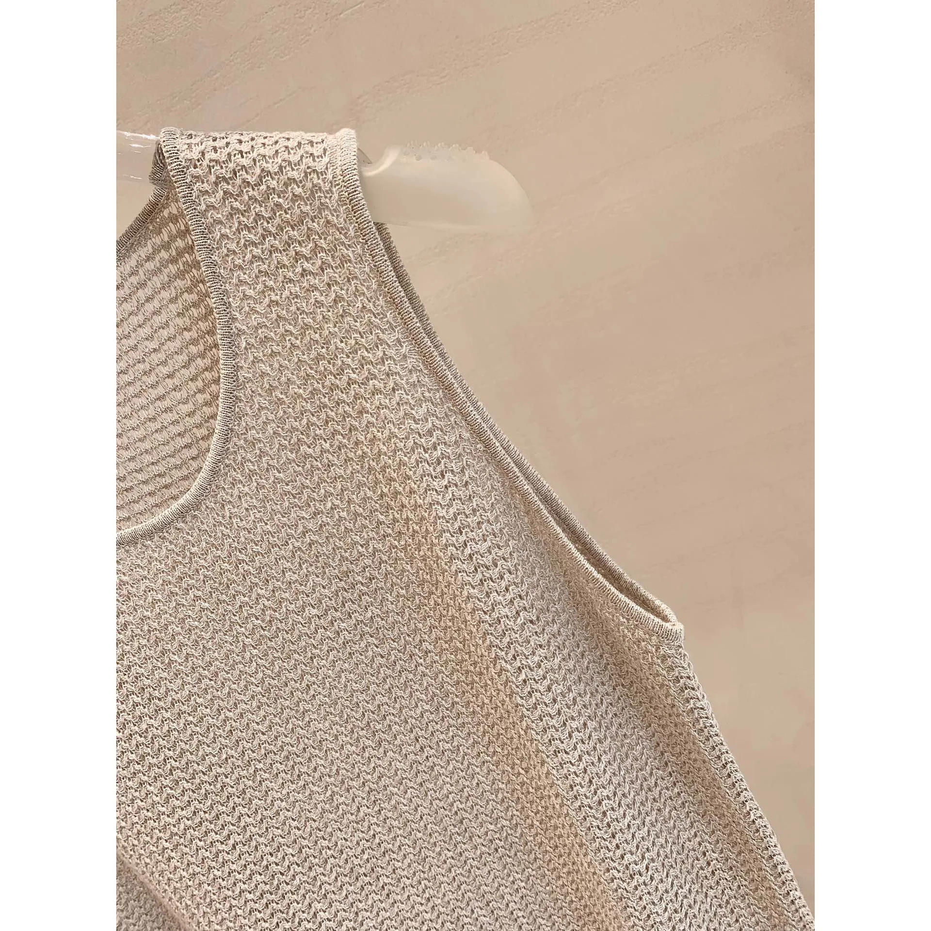 سترة محبوكة مجوفة صيفية منسوجة لعام 2025 سترة نسائية فضفاضة للتخسيس ورقبة دائرية بدون أكمام