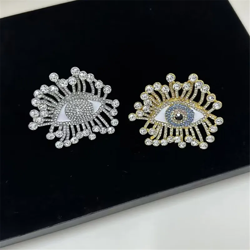 

Elegant Women's Fashion Heavy Metal Devil's Eye Sunflower Brooch Pin Luxury Sensation Zircon Flower Chest Pin Accessory