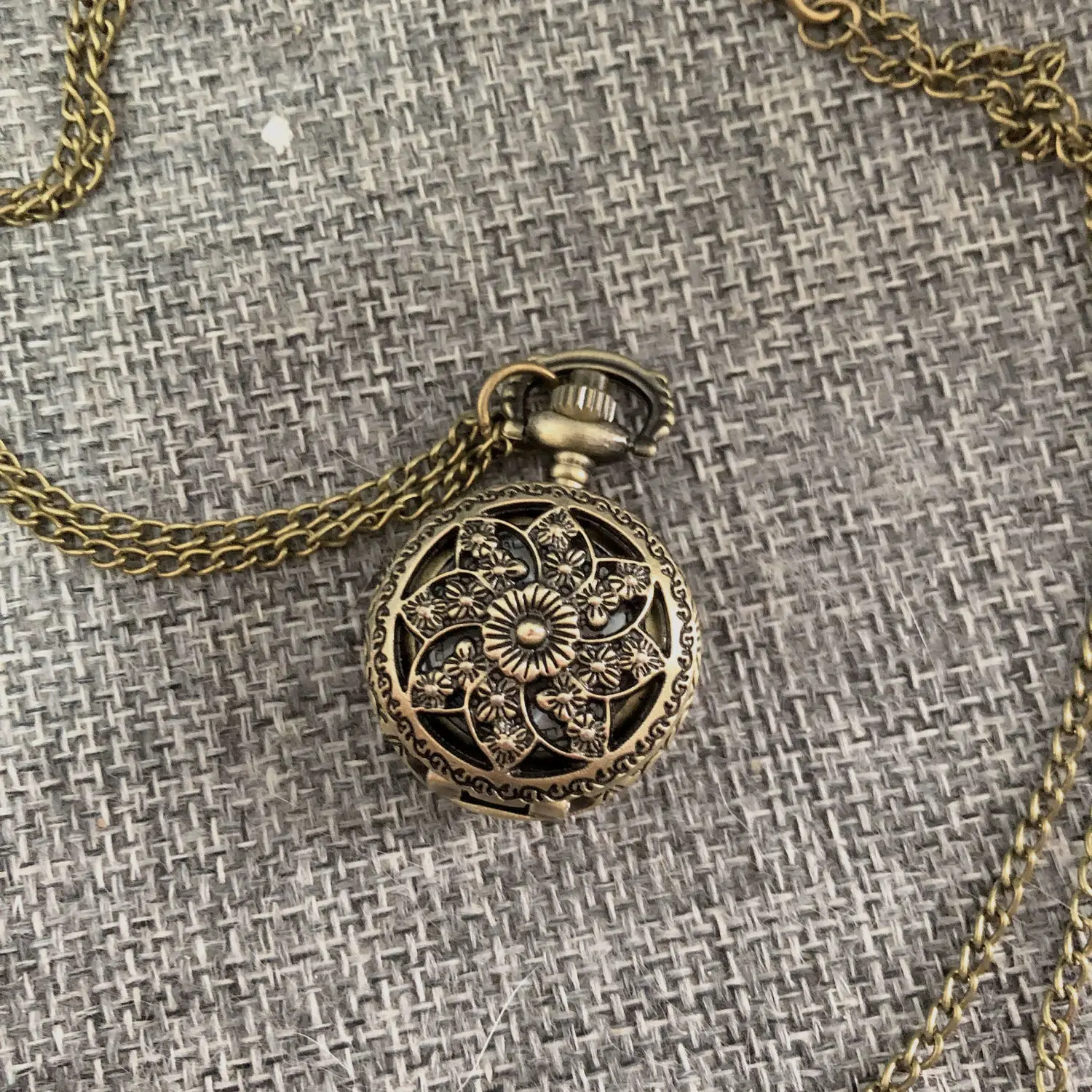 

Vintage Bronze Hollow Butterfly Flower Quartz Pocket Watch Pendant Necklace Chain Watch Gift For Women