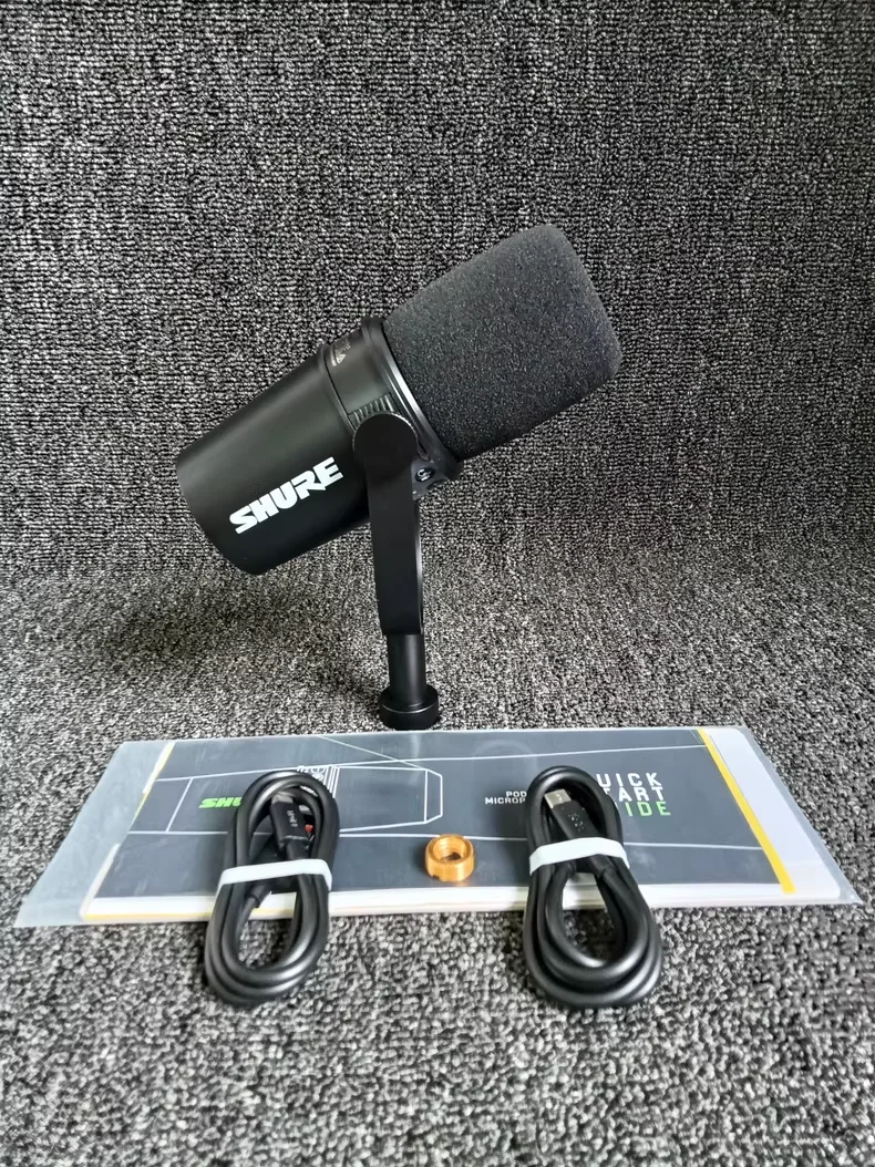 Shure MV7 Hybrid USB/XLR dynamic microphone for outdoor live use with frequency response and built-in sound card microphone