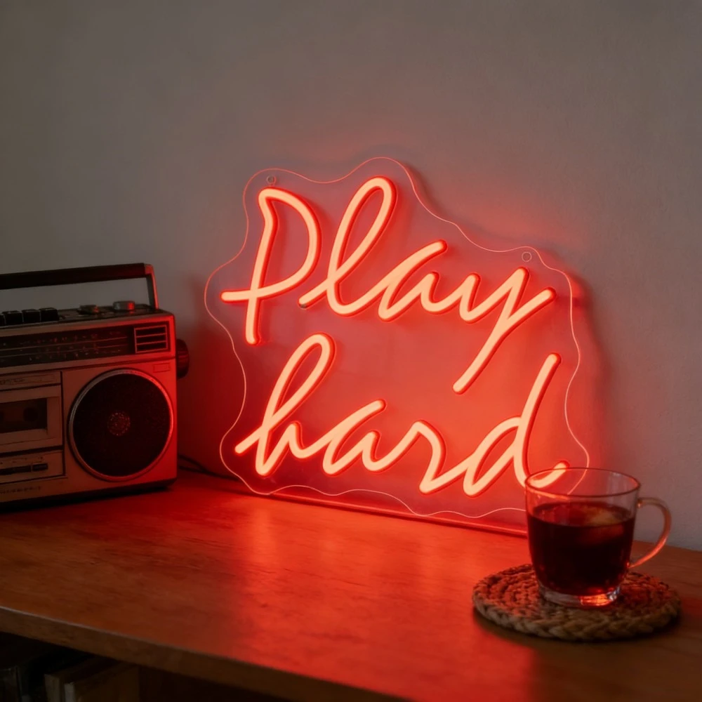 

Неоновая вывеска Play Hard: светодиодный настенный декор для дома, бара, игровой комнаты, гостиной. Мотивирующая цитата, создающая энергичную и расслабляющую атмосферу.