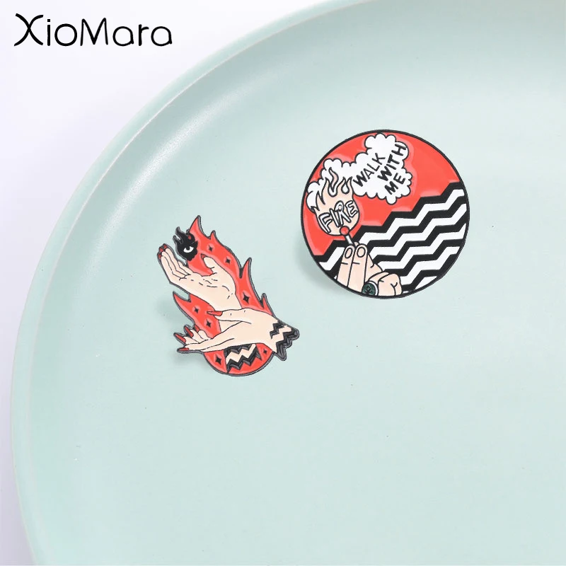 "Fire Walk with Me" Emaille-Anstecknadel, Kreatives Flammen-Hexenhände-Design, Modisches Accessoire, Perfektes Geschenk für Freunde