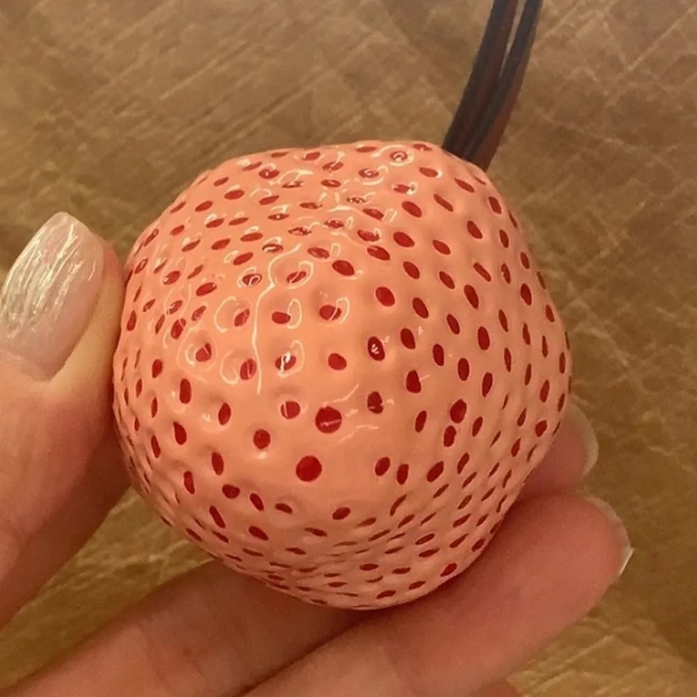 مضحك مقاوم للماء الفراولة حلقة رئيسية أنيقة ثلاثية الأبعاد تنوعا حقيبة سحر اليدوية بولي PU حبل معلق الأحمر الراتنج الفاكهة قلادة مفتاح السيارة #2