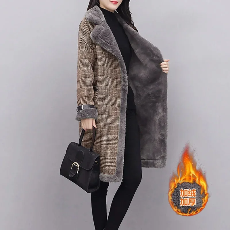 

Lamb Plush Coat For Women in Autumn and Winter 2023 Plush Cold Resistant and Warm Suit Collar Medium Length Plaid Woolen Coat