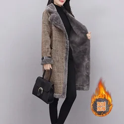 Lamb Plush Coat For Women in Autumn and Winter 2023 Plush Cold Resistant and Warm Suit Collar Medium Length Plaid Woolen Coat