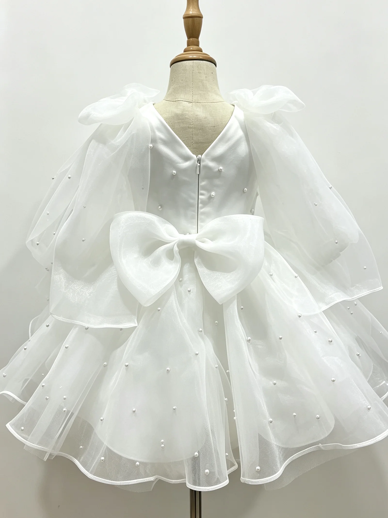 vestido-de-nina-de-las-flores-de-tul-satinado-blanco-con-adornos-de-perlas-y-lazos-en-los-hombros-para-boda-y-bautizo