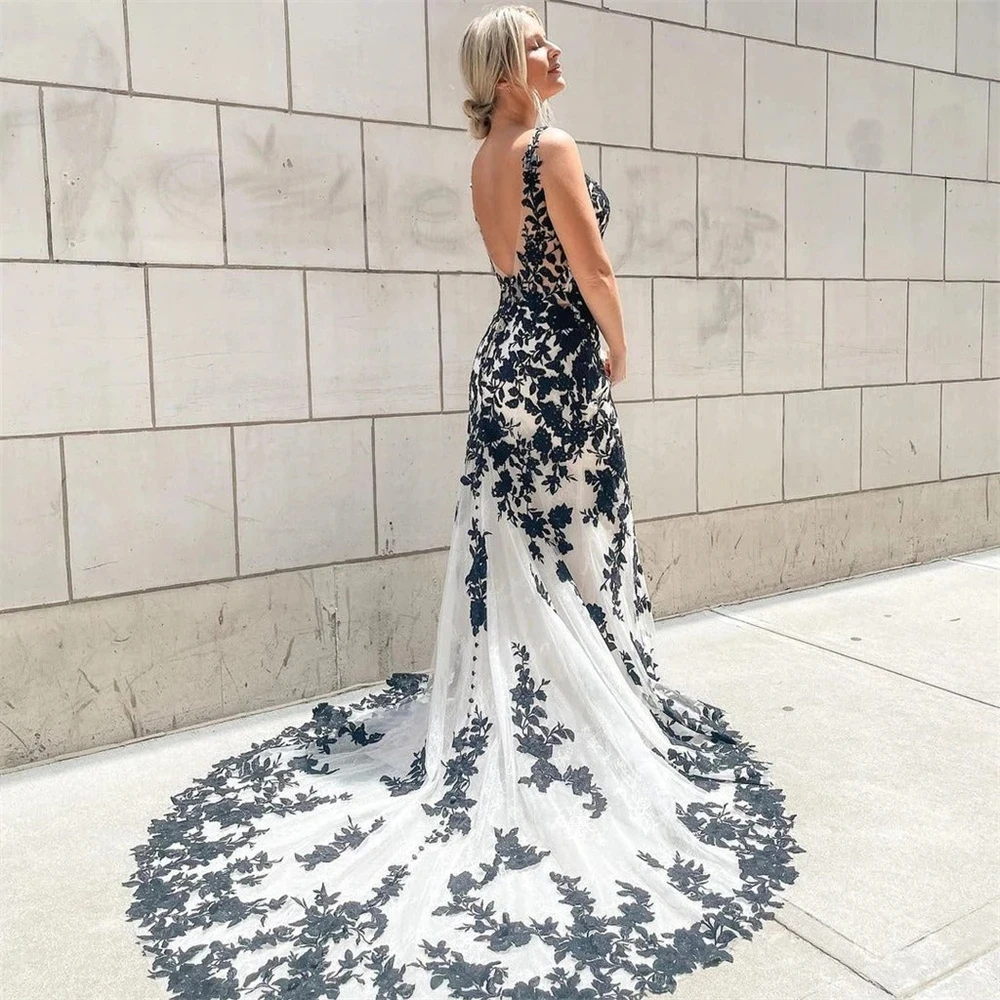 Vintage Black and White Mermaid Wedding Dresses 2023 Backless V-neck Lace Applique Country Garden Trumpet Gothic Vridal Gowns