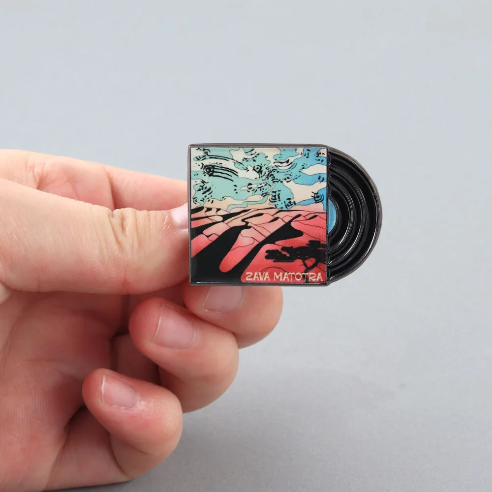 Kreative Vinyl-Schallplatten-Brosche, Vintage-Musik-Thema, Emaille-Abzeichen, Band-Zava-Matotra-Emaille-Pin, Sammlerstück für Fans, Taschen-Accessoire, Geschenke – Detail 6