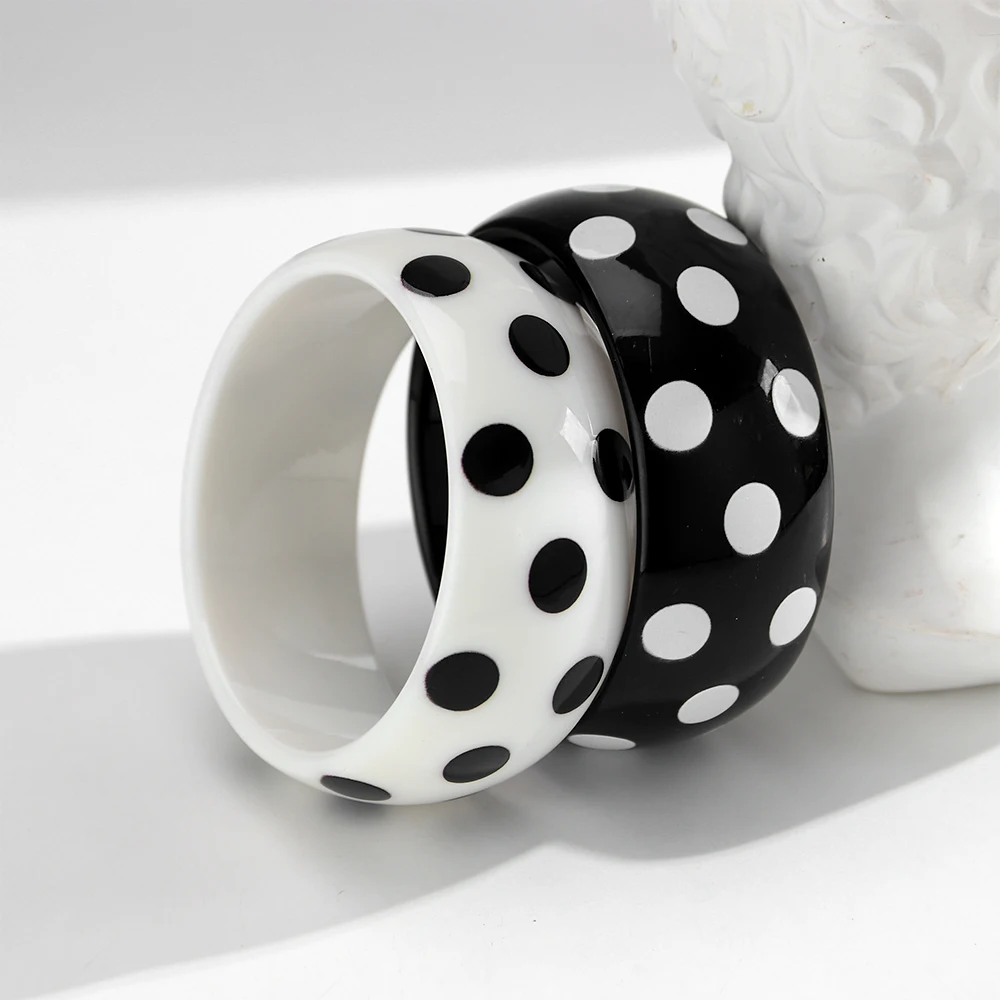 Retro Schwarz-Weißer Acryl-Armreif für Damen, Modischer Harz-Armreif mit Polka-Dot-Druck, Stapelbare Breite Armbänder, Statement-Schmuck Geschenk – Detail 4