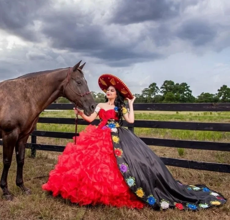 สีดําเจ้าหญิง Quinceanera Ball Gown ปิดไหล่ Ruffles Appliques หวาน 16 ชุด 15 ปีเม็กซิกันที่กําหนดเอง