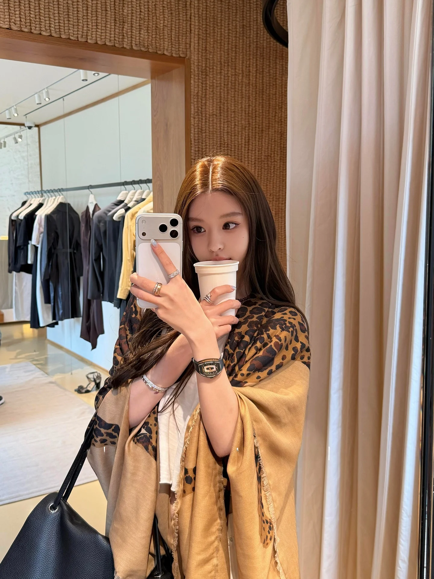 chale-leger-imprime-double-face-avec-broderie-lourde-motif-leopard-protection-solaire-estivale-elegant-et-tendance-pour-femme