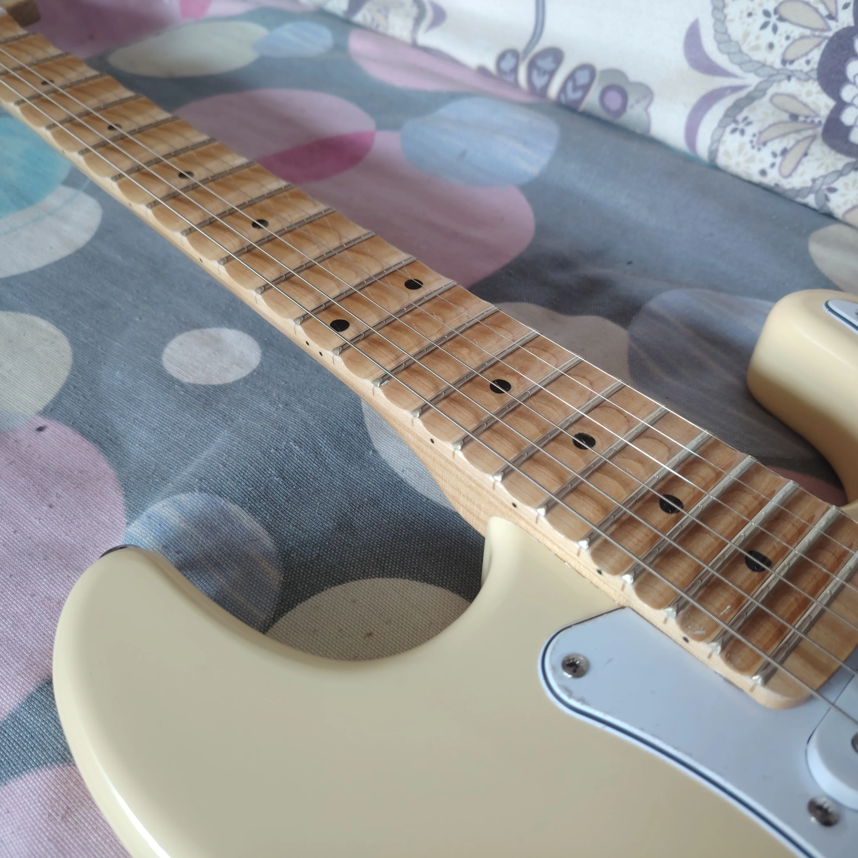 

High quality milk yellow electric guitar in stock, grooved fingerboard, professional debugging, fast delivery
