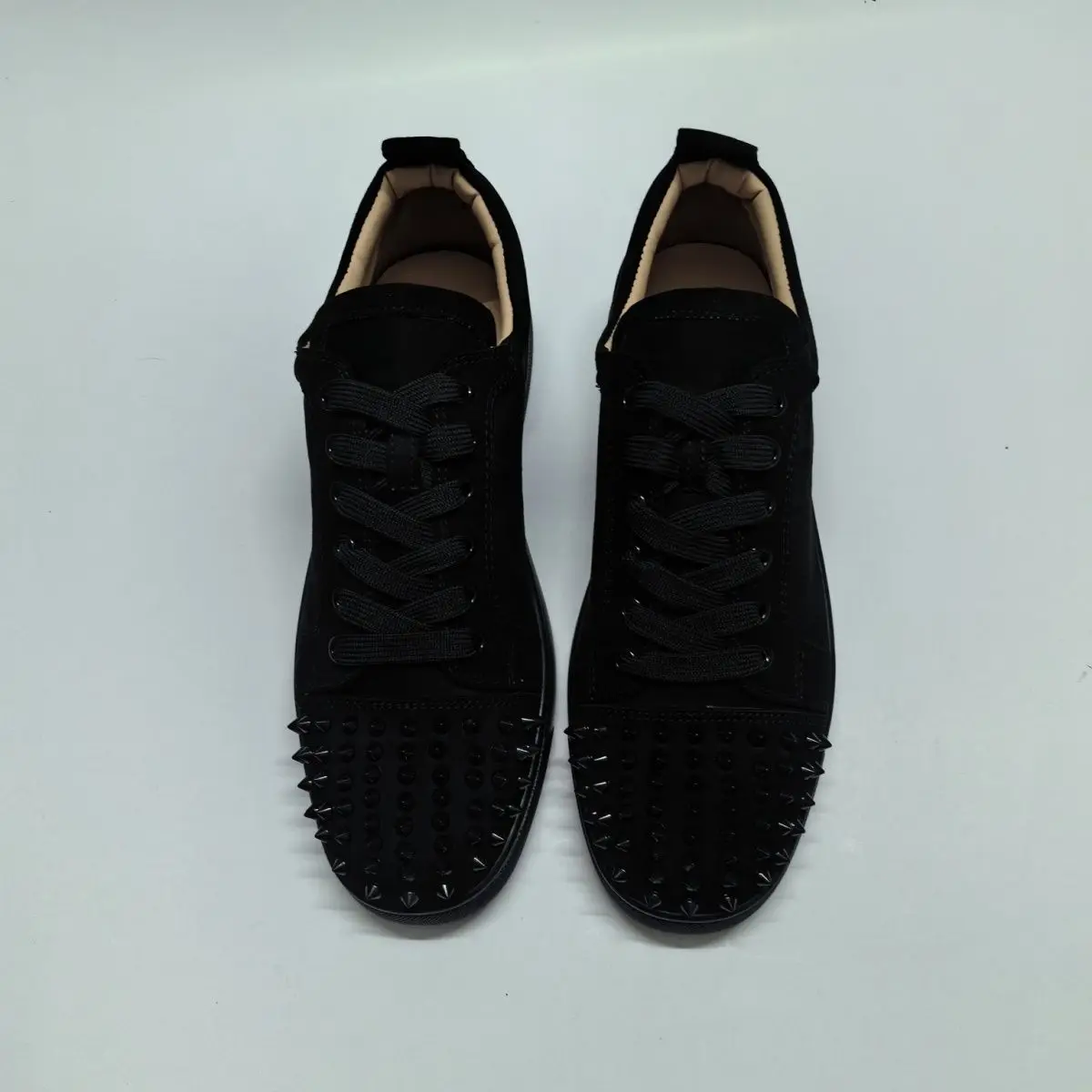 2025 جديد أزياء رجالية المنخفضة قطع الأسود برشام حذاء كاجوال شارع العليا الرجال الدانتيل متابعة جولة الرأس حذاء كاجوال مع حذاء أحمر