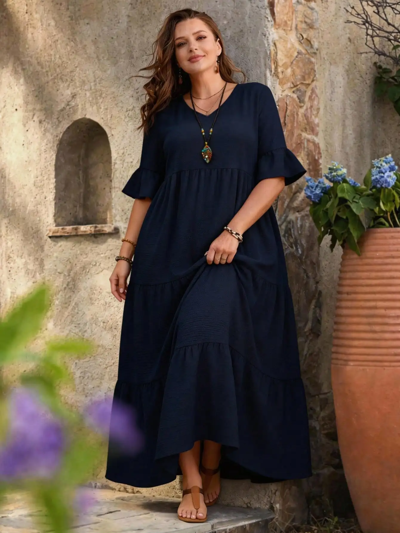 

Женское летнее платье больших размеров с глубоким V-образным вырезом, рукавами с рюшами и многоярусным подолом, темно-синее