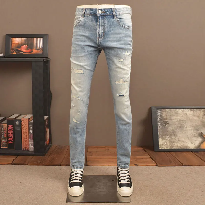 

Уличный дизайнер Модные мужские джинсы Ретро Светло-голубые эластичные облегающие рваные джинсы с заплатками Мужские Y2K Винтажные повседневные джинсовые брюки