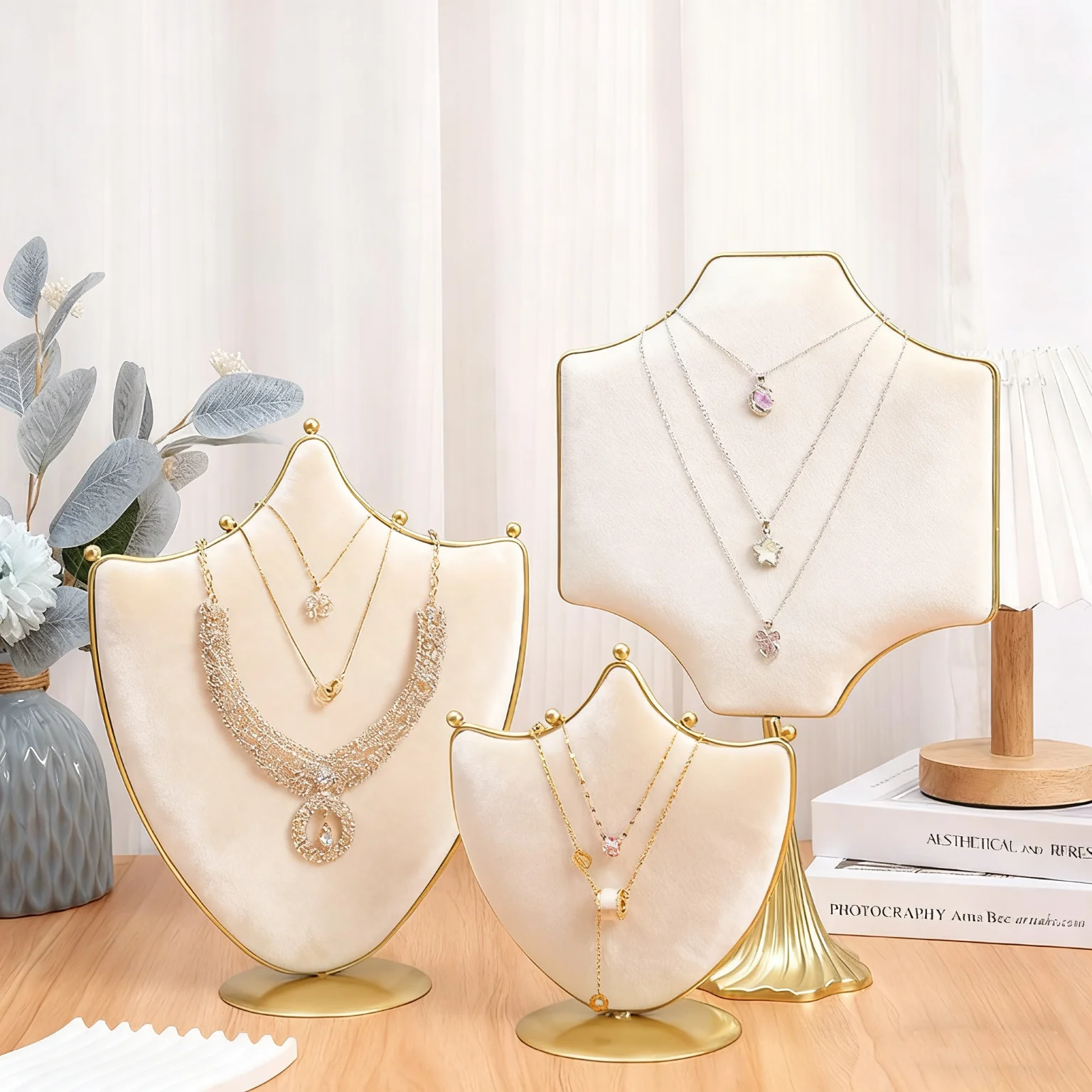 

1 шт. бежевый держатель для ювелирных изделий с мягкой подушкой и металлическим основанием — идеально подходит для туалетной столешницы и витрины бутика, прозрачный дисплей для Acc