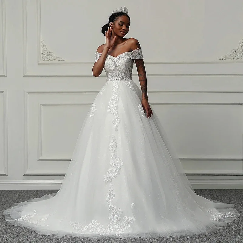 Dostosowane suknie ślubne z suknią balową Off Shoulder aplikacje tren sądowy suknie ślubne formalna szata de mariée