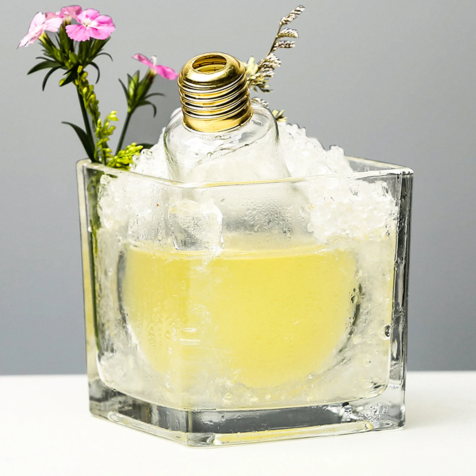 

Red -Shaped Glass Wine Cup Creative Cocktail Juice Holder Beverage Cup for Bar Party Restaurant Banquet