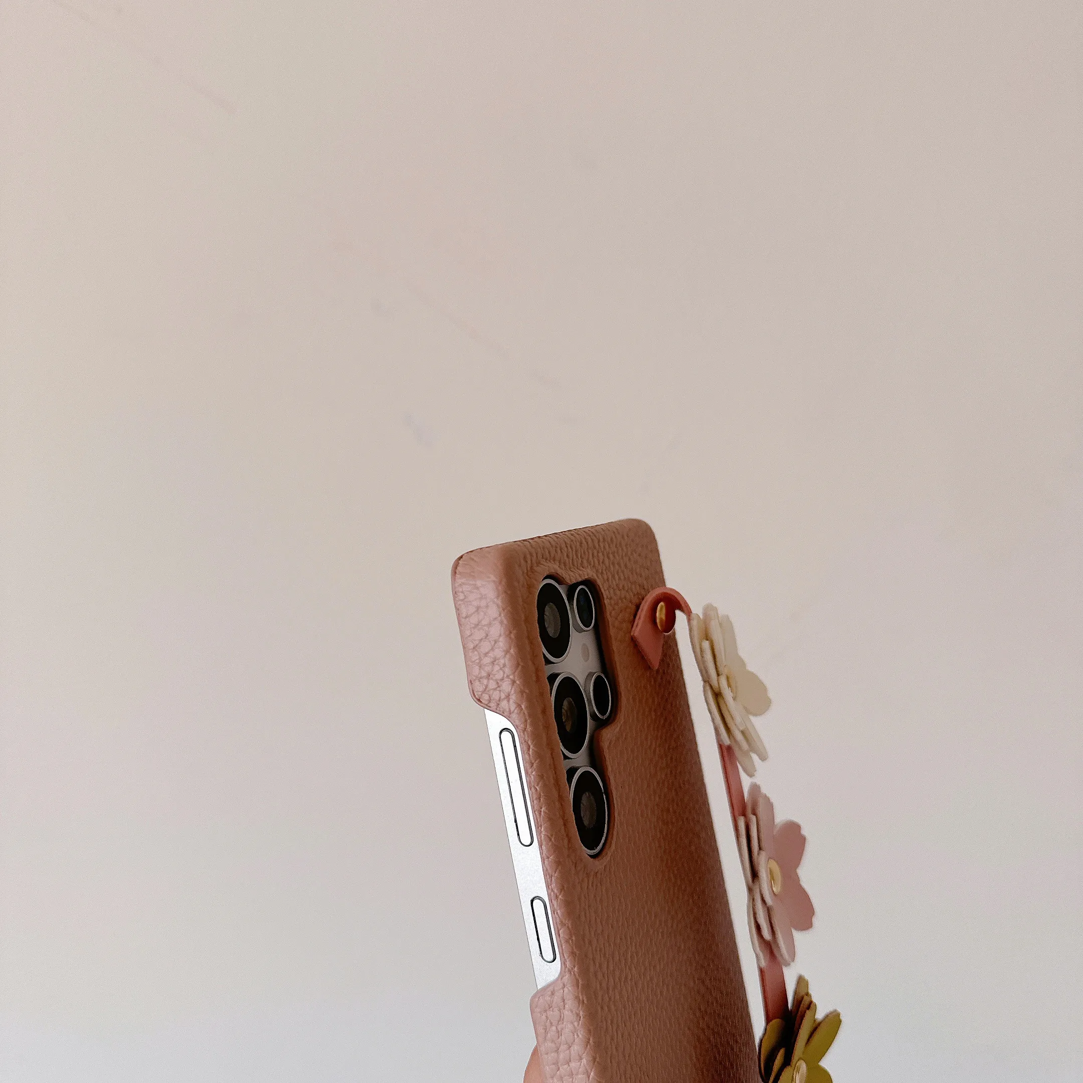 แฟชั่นลิ้นจี่หนัง Hard PC เคสโทรศัพท์สําหรับ Samsung Galaxy S25 Edge S24 Ultra S24FE 3D ดอกไม้สายรัดข้อมือสร้อยข้อมือ