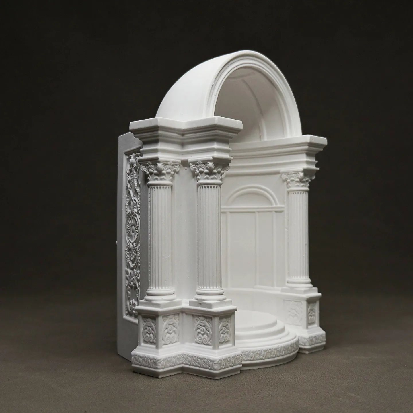 Plaster European classical architectural model, white dome, column design, desktop ornaments, and decorations