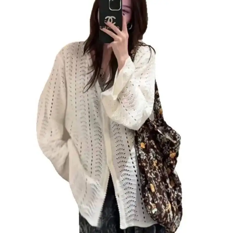 Camicie da donna 2025 Nuovo cardigan lavorato a maglia bianco stile pigro maglione scavato design di nicchia capispalla versatile