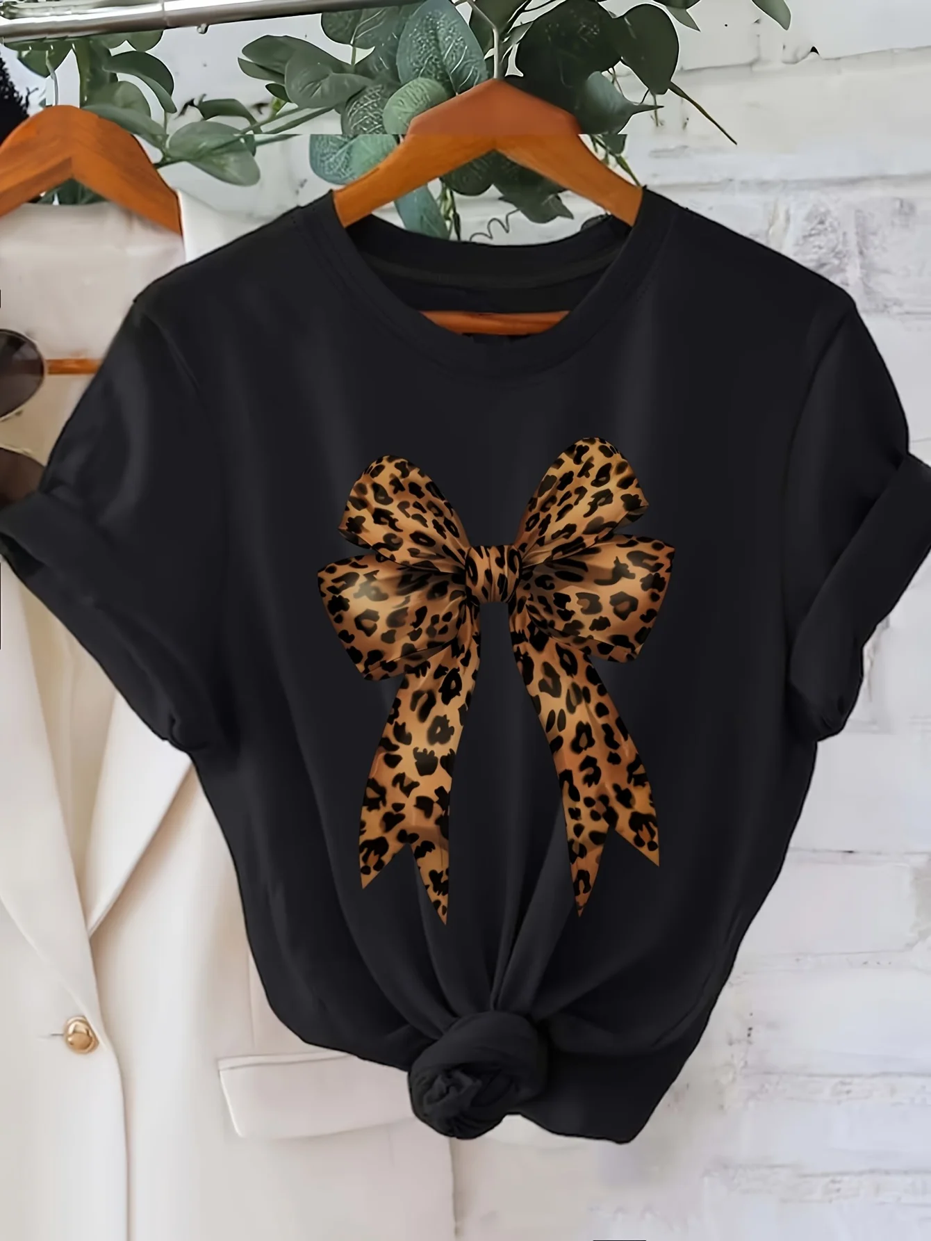 T-shirt rossa casual da donna con design a fiocco con stampa leopardata - Camicia con stampa leopardata a maniche corte e girocollo per tutte le stagioni