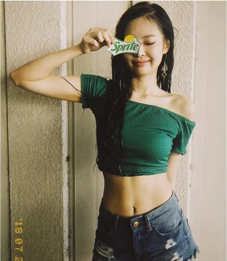 

Женская модная футболка с открытыми плечами и коротким рукавом, эластичная, с эффектом укорочивания, открывающая живот, в стиле Jennie.