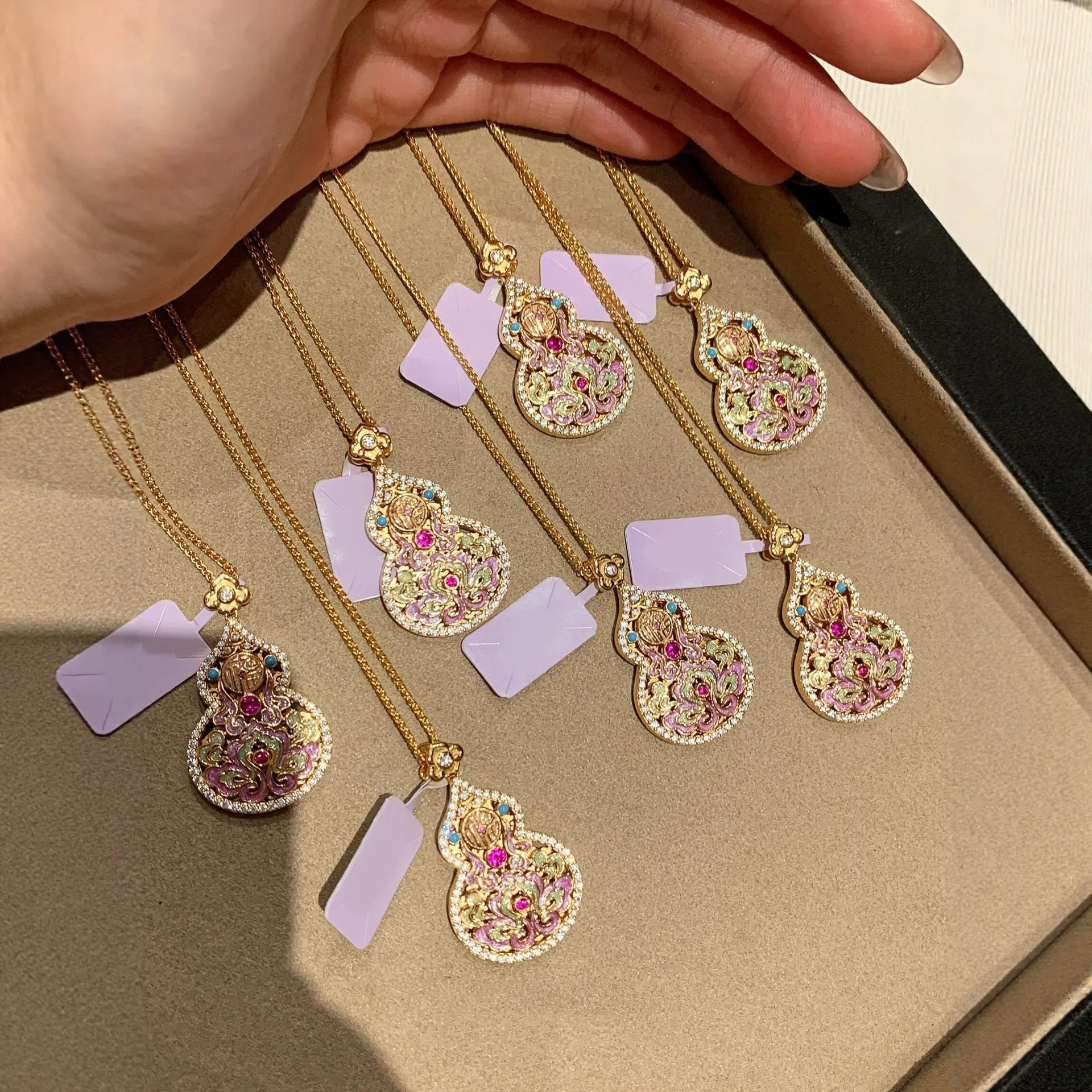 Enamel necklace for women - elegant and luxurious vintage collar chain with high-end feel and colorful painted pendant