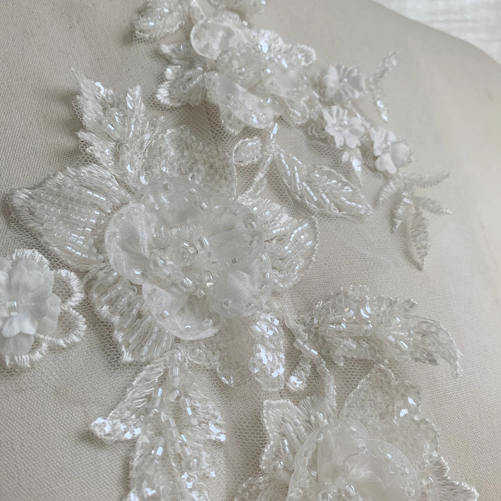 3D-Applikation Perlenstickerei-Patch Hochwertiges Maßgeschneidertes Hochzeitskleid Weiße Spiegelblume DIY Nähzubehör Brautdekoration – Detail 5