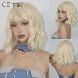 GEMMA Short Wavy Rice Blonde Wig with Bangs Synthetic Cosplay Wig for White Women Party Daily Lolita Fake Hair Heat Resistant