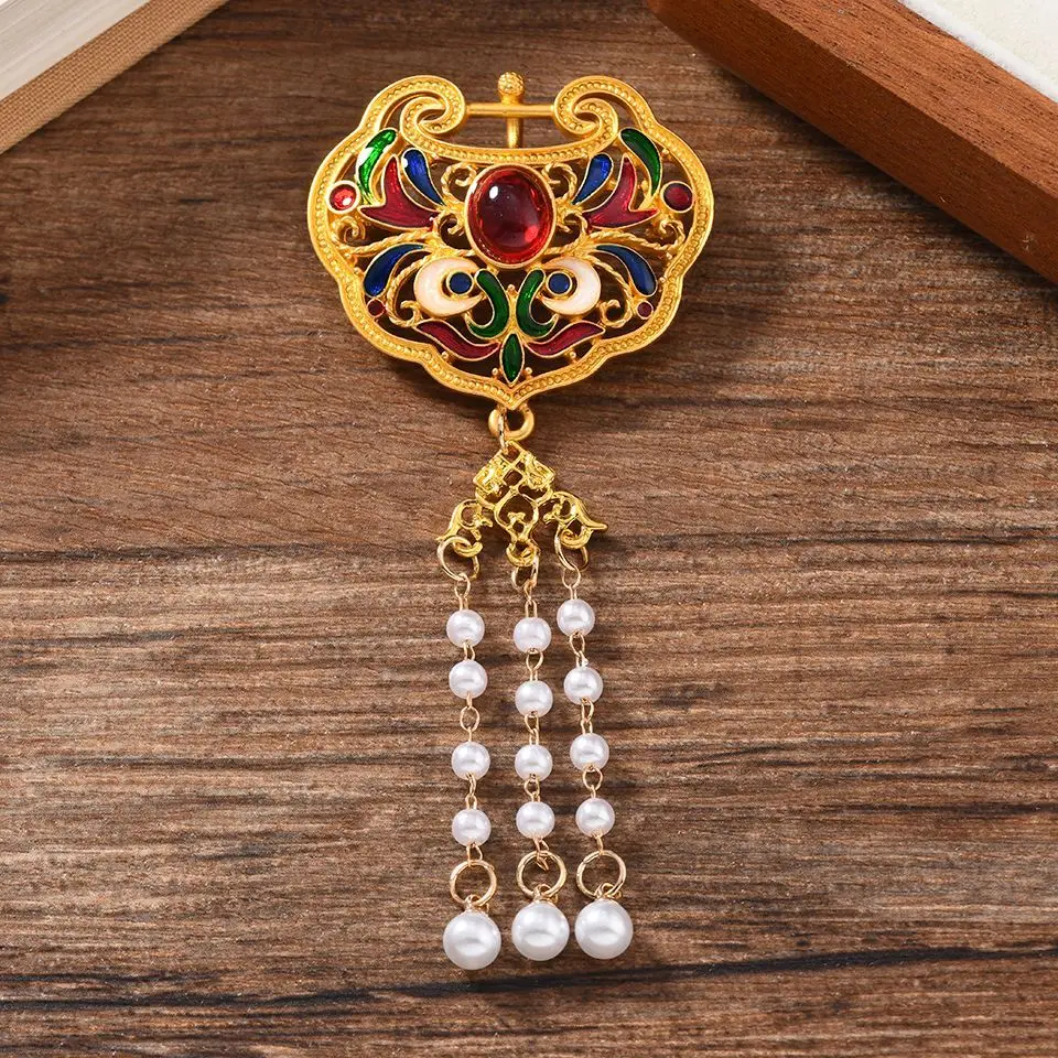 

New original model Pearl Tassel Brooches Women's Brooch Pins Vintage Exquisite Wedding Accessories Matte Gold Lock Shape Badge