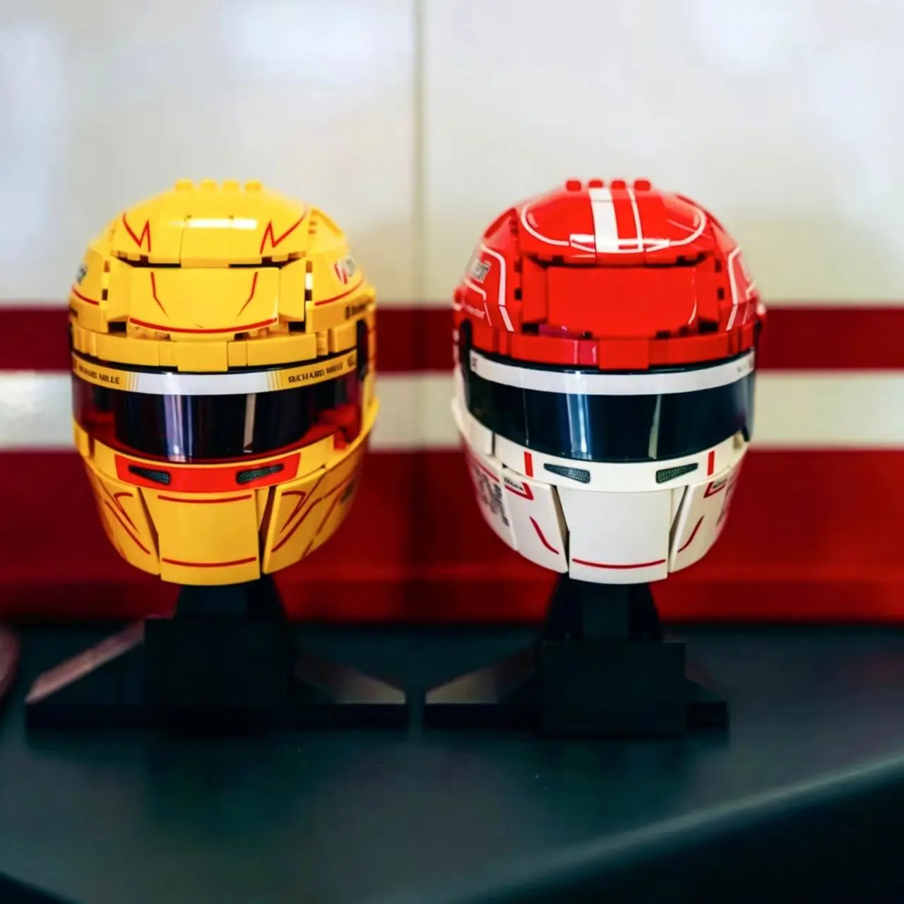 2026年人気レーシングカーヘルメット、黄色白赤のヘルメット、組み立てブロックパズルモデルおもちゃ、誕生日飾りギフト