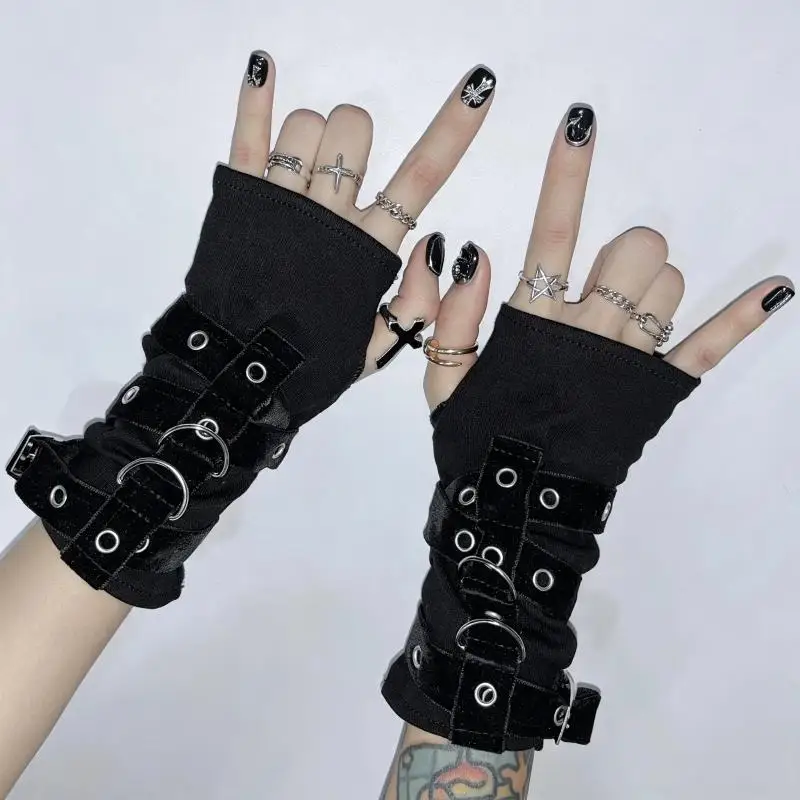 Schwarze Punk-Fingerlose Handschuhe mit Silbernen Nieten und Verstellbarer Schnalle für Halloween, Cosplay und Rockpartys – Detail 3