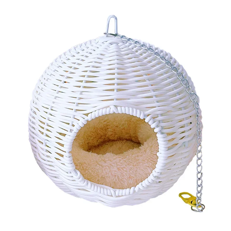 пластиковое гнездо из ротанга