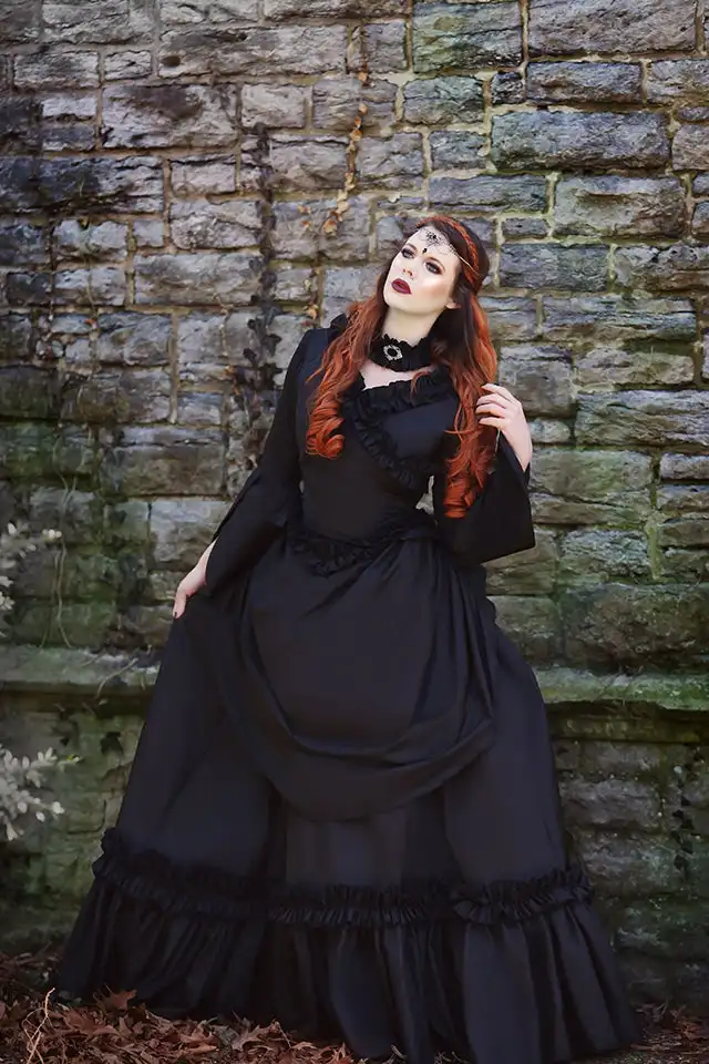 Robe de mariée victorienne Mina Dracula gothique noire avec train agité, manches longues, robe de réception de mariée, col en V, volants, robes rétro