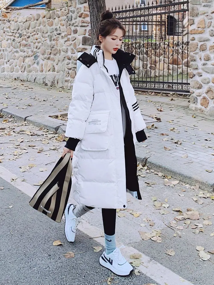 Piumino alla moda in piumino d'anatra bianca da donna nell'inverno 2025, giacca sportiva al ginocchio alla moda e ampia