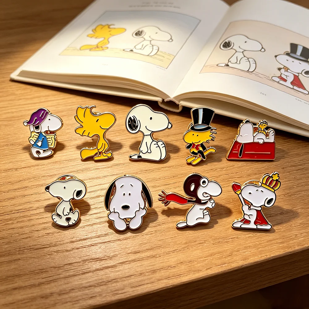9-teiliges Snoopy & Woodstock Broschen-Set Klassische Cartoon-Charakter-Pins Sammler-Accessoires für Fans und Kinder-Rucksäcke