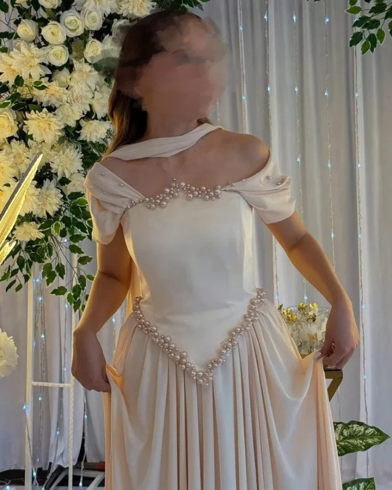 الشمبانيا الحديثة خارج على الكتف ألف خط فساتين حفلة موسيقية لؤلؤة فستان سهرة أنيق مخصص