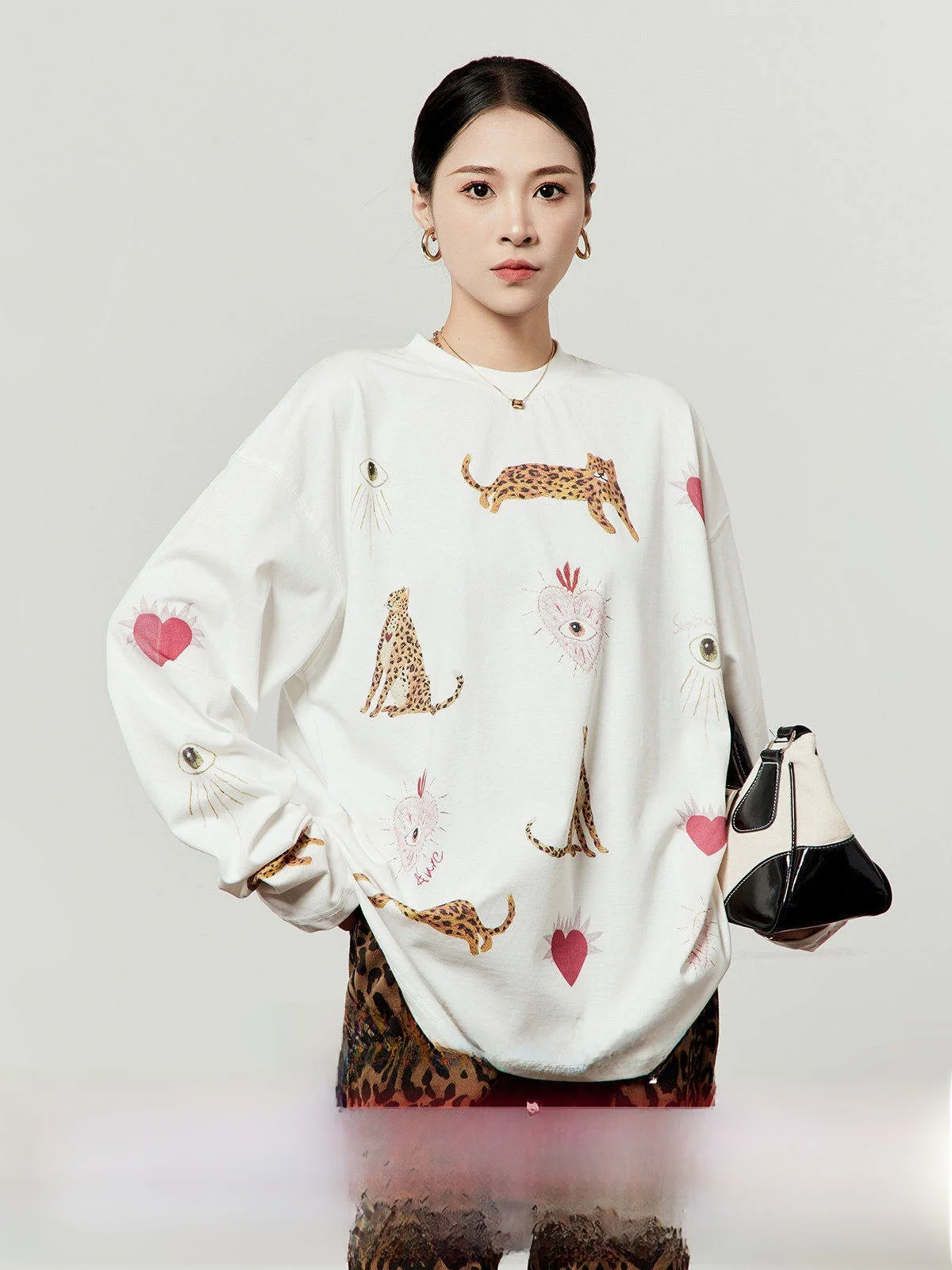 

Белая футболка с леопардовым принтом, женская, весенняя, повседневная, универсальная, свободного кроя, с длинным рукавом, круглым вырезом, укороченная