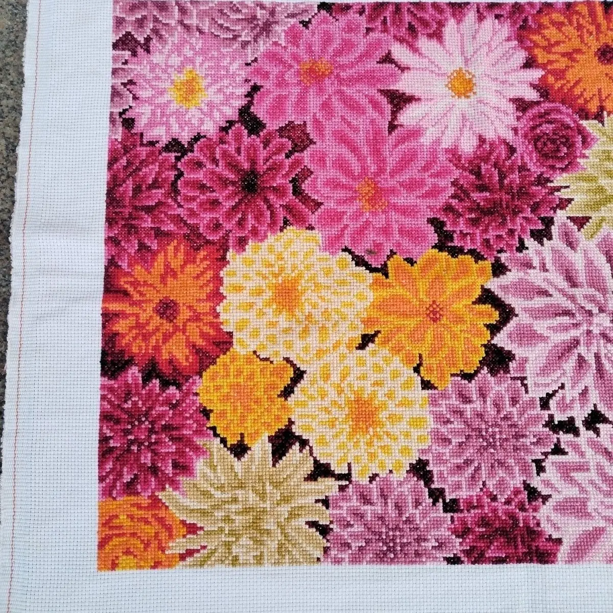 Hand embroidered cross stitch finished product, with flowers blooming in abundance and wealth, peonies blooming in the living