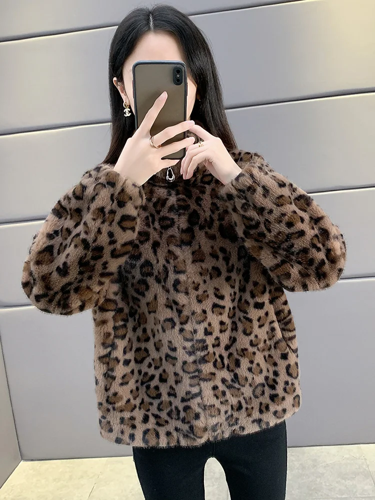 เสื้อโค้ทขนเฟอร์เทียมลายเสือดาวสุดฮิตสำหรับผู้หญิง ฤดูหนาว 2025  คอปกขนเฟอร์  ผิวสัมผัสเหมือนหนังแท้